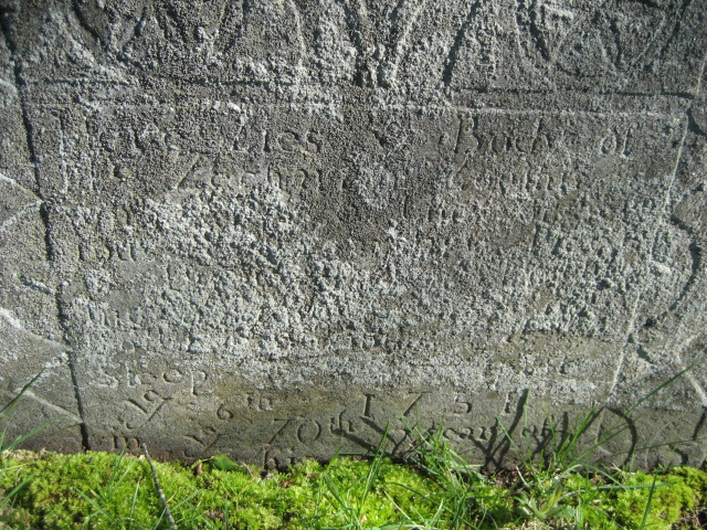 Closeup of gravestone of Zachariah Loomis