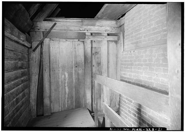 Photograph of a hallway in the Fairbanks House