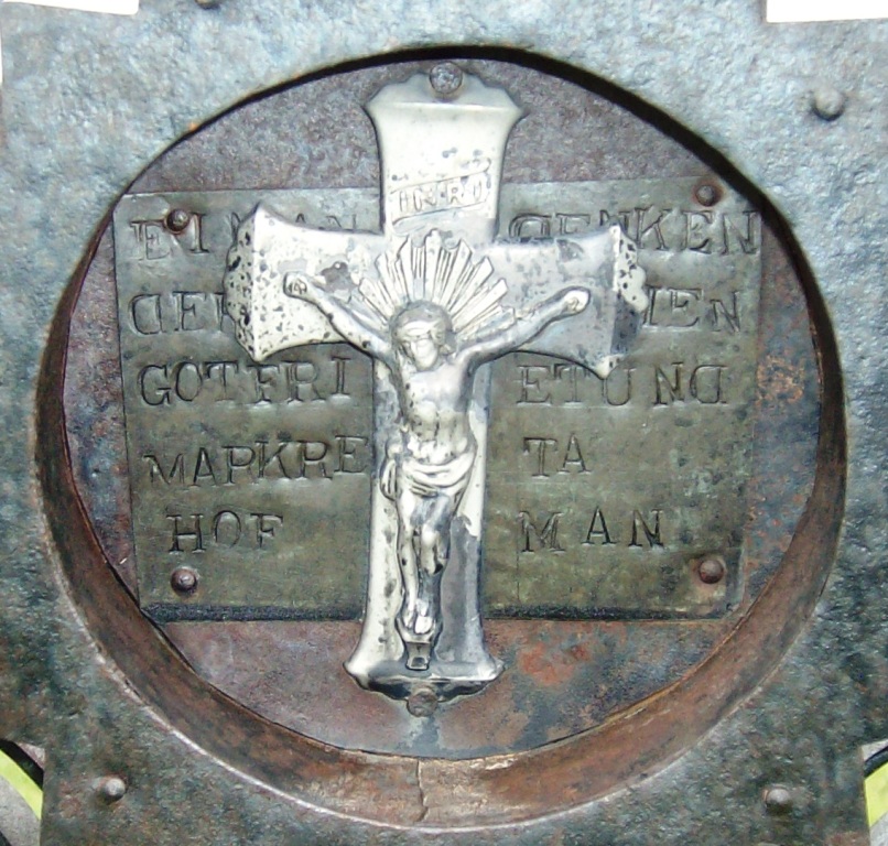 Closeup of plaque on the grave marker of Gotfriet and Markreta Hofman