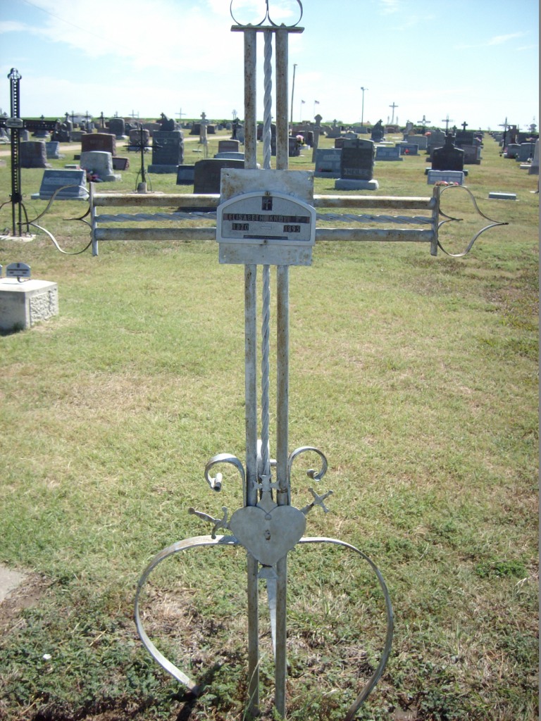 Metal cross marking the grave of Elisabeth Knoll